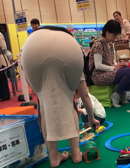 【画像】子供の遊び場で子連れママがデカパンのパンティライン、これはたまらんわ