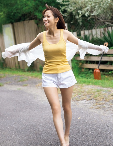 【画像】鷲見玲奈アナ、細身タンクトップ乳でスタイル抜群だぞ