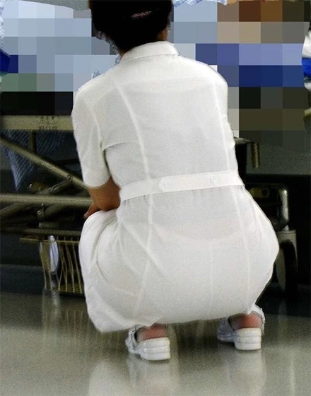 【画像】主任ナースさん、しゃがんだ瞬間にデカパン透け見えしちゃう