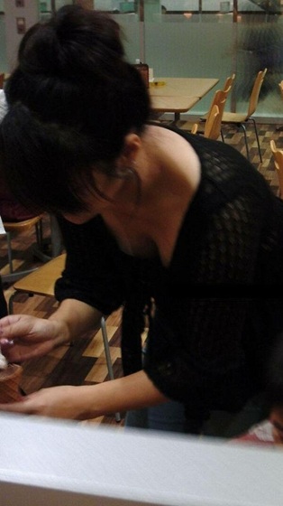 【画像】よく行くカフェで人妻の胸チラ見れたぞ、これは目が行ってしまうわ