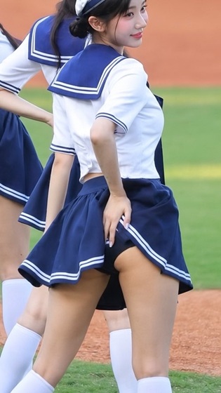 【動画】韓国野球チアさん、Hなダンスで見せパン見せつける