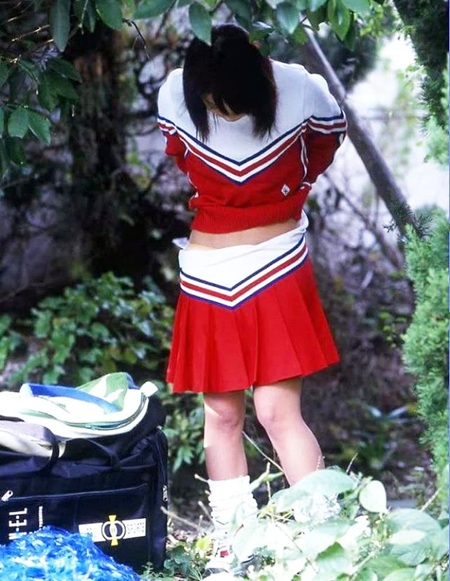 【画像】茂みで着替えるチアガールJKさん、ダサいパンティ丸出し