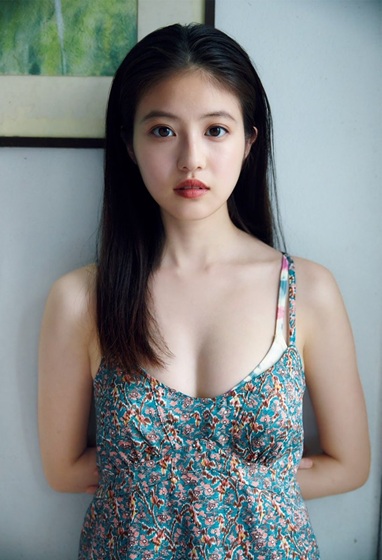 【画像】今田美桜、胸元ザックリで色白谷間がHすぎる