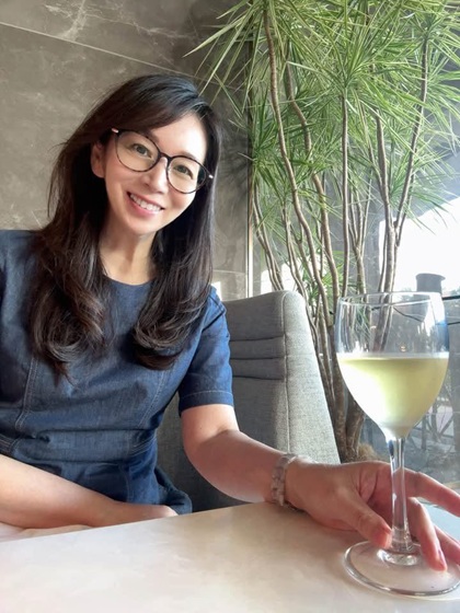 【画像】コメンテーター・伊藤聡子、59歳でこのデカメガネ私服は美熟女だわ