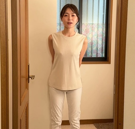 【画像】人妻YouTuberさん、パンティ丸見せでナマ着替え