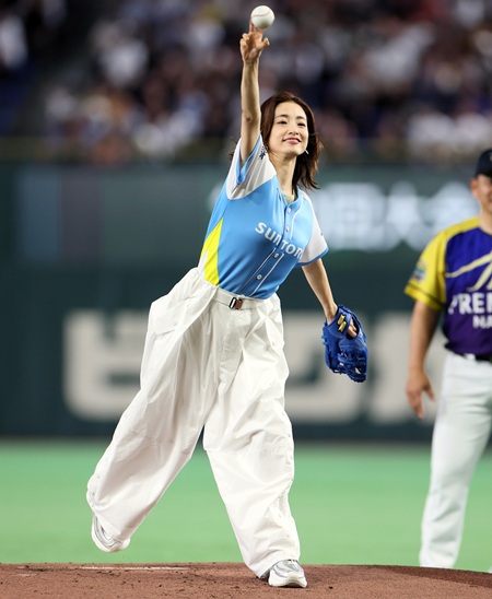【画像】上戸彩(40) 始球式で胸のふくらみを強調しちゃう