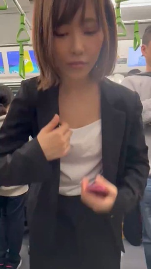 【動画】後輩OLと電車乗ったらノーブラ乳を見せつけてきたぞ、積極的だわ