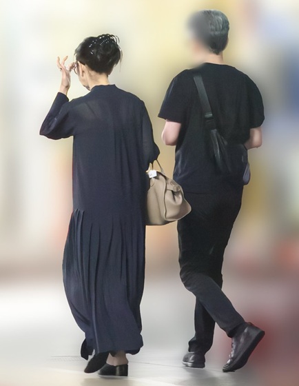 【画像】斉藤由貴(60) 恋人医師とのラブラブ還暦デートを激写される