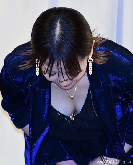 【画像】女優・鈴木砂羽、お辞儀で谷間が見えてしまう