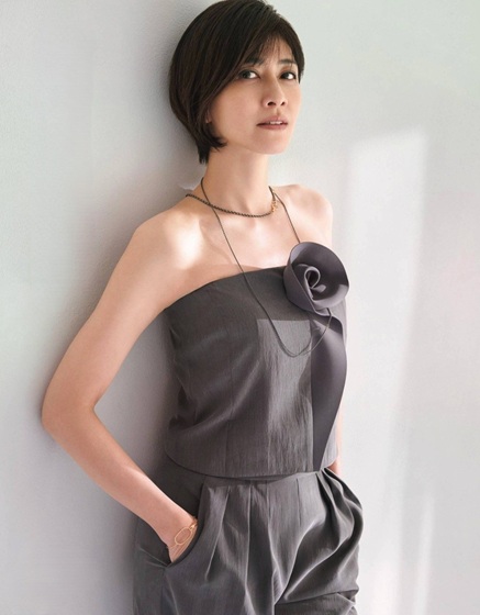 【画像】内田有紀、50歳でデコルテ出し人妻の色気全開