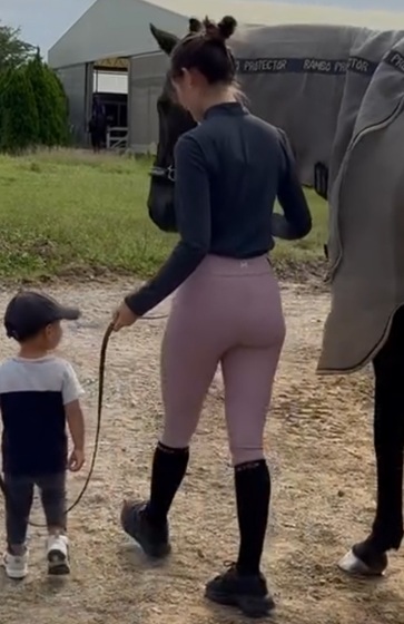 【画像】トラウデン直美、乗馬ウェア姿のデカケツがたまらない
