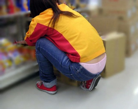 【画像】地方コンビニのバイトJKさん、客にパンモロ撮られちゃう