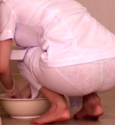 【画像】しゃがみナースさん、パンティがガッツリ透け見え