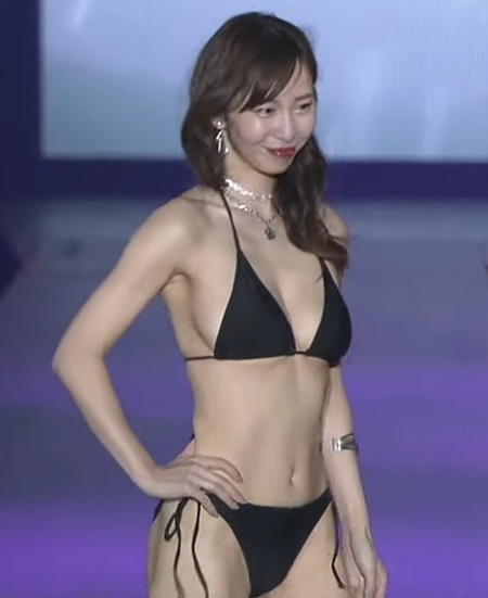 【画像】ランウェイの塩地美澄アナ、黒ビキニの横乳がたまらない