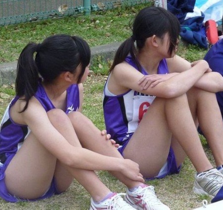 【画像】100メートルJKさん、無防備しゃがみパンチラ