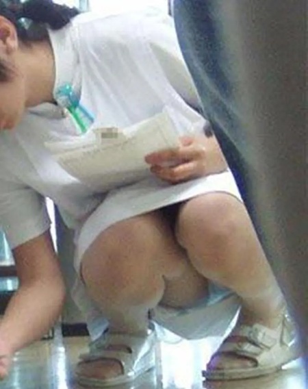 【画像】ナースさん、無防備しゃがみパンチラ