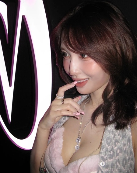 【画像】TWICE・モモ、ブラ姿の谷間がそそる