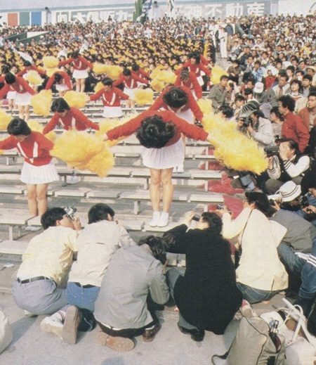 【画像】昭和の甲子園チアガールさん、下からパンチラ撮られ放題