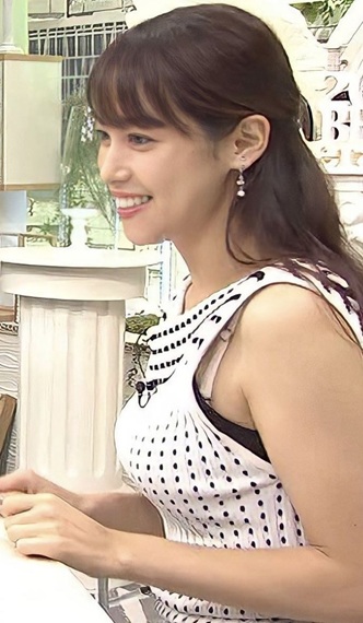 【画像】鷲見玲奈アナ、テレビでブラ紐が見えてしまう