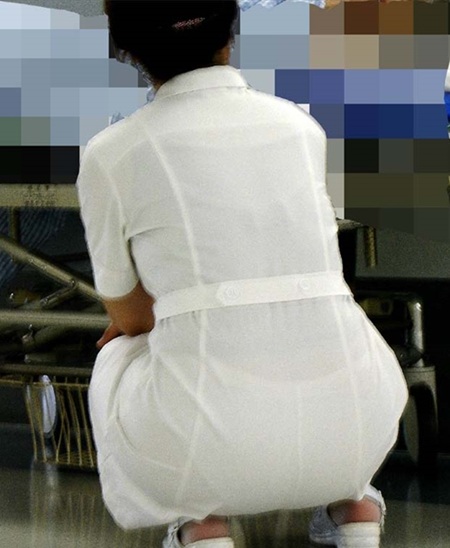 【画像】ナースさん、デカパンティが透けてしまう