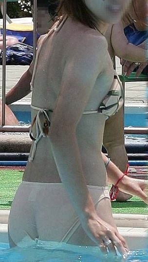 【画像】 プールの人妻さん、透け透けビキニで尻のワレメ全開