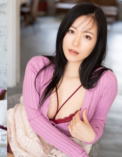 【画像】32歳人妻セクシー女優・岬ひかり、Tバックが食い込んだ尻