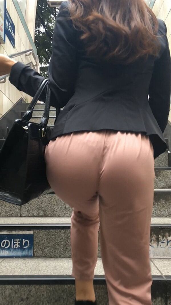 【画像】階段で撮られた無防備な人妻のプリケツ
