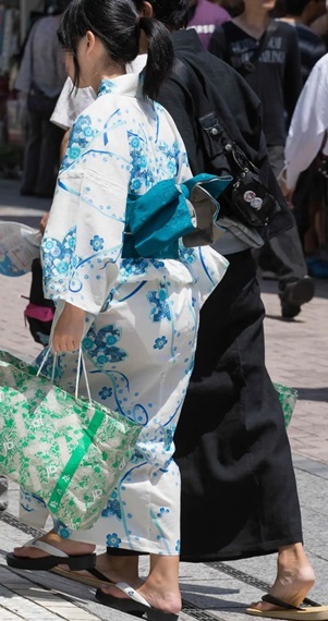 【画像】夏祭りの浴衣JKさん、白パンティが透け見えしちゃう
